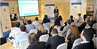 des personnes dans une salle de séminaire