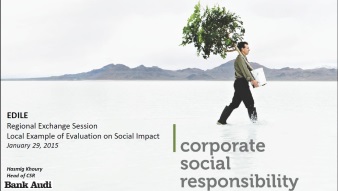 Homme portant un arbre dans un pot