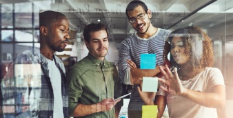 4 jeunes adultes du Maroc, Sénégal et Tunisie en réunion pour le programme d'accélération de Diafrik Invest