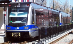 Un train bleu - Flickr CC BY SA 2.0 James Willamor