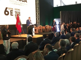 Speaker sur une scène face à un public lors de la 6ème édition Hub Africa 2018